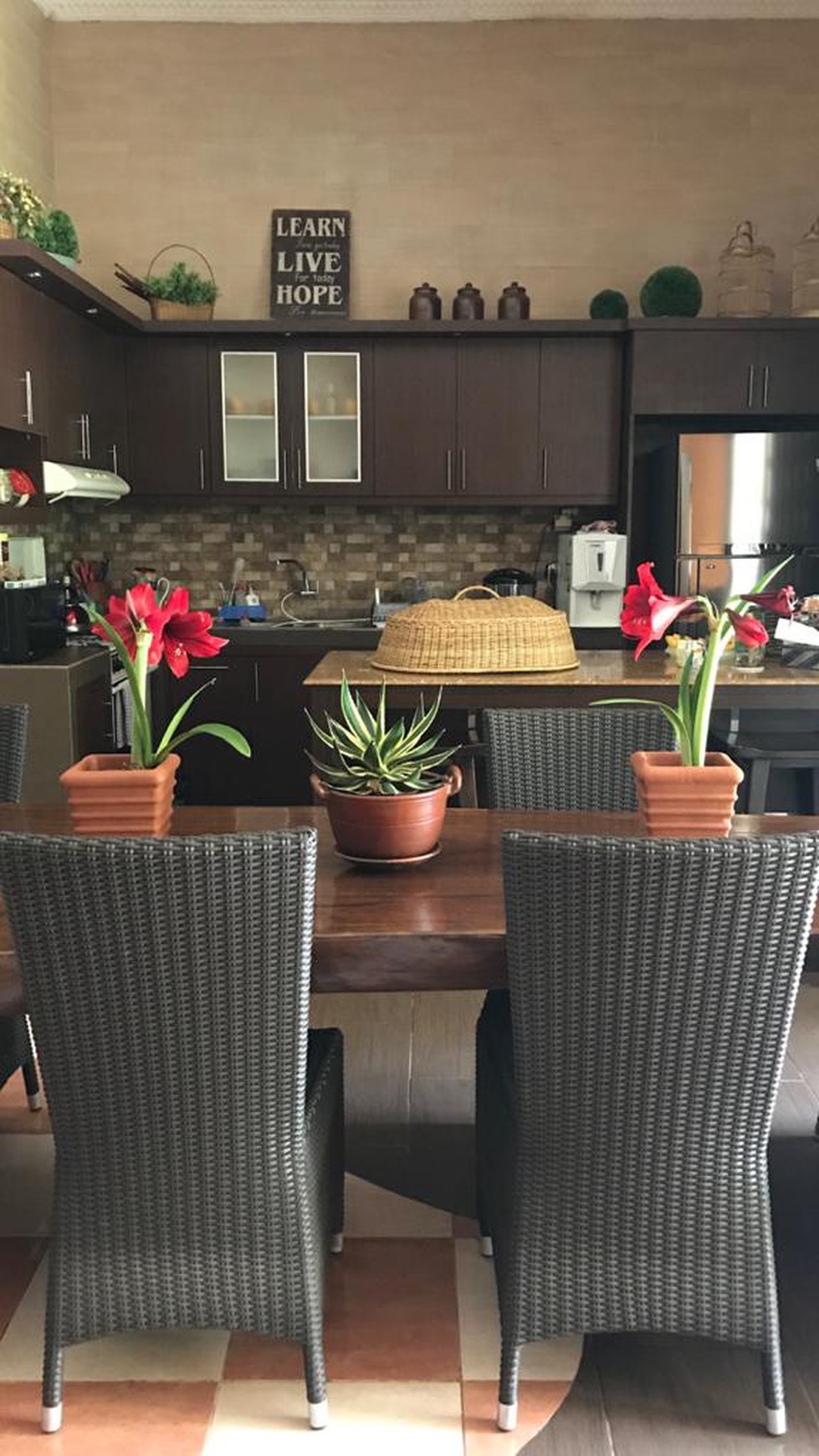 RUMAH CANTIK DI JL PALAGAN DEKAT HYATT REGENCY, DAN INDOLOXE HOTEL