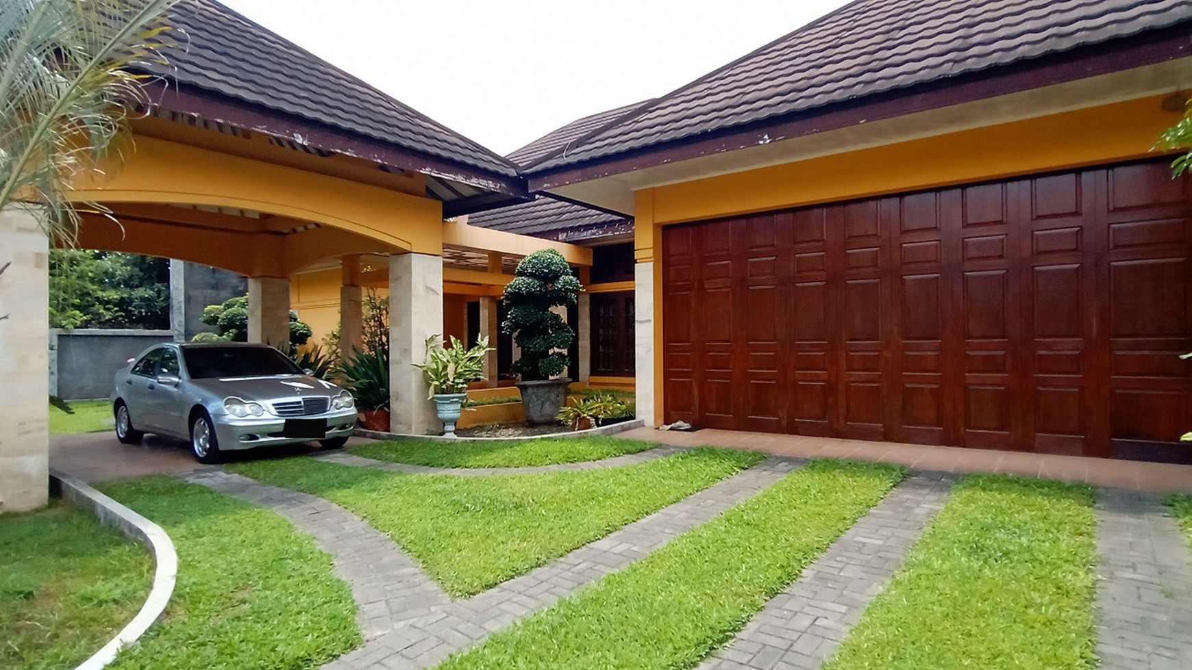 RUMAH MEWAH DENGAN HALAM LUAS DEKAT UGM, JL PANDEGA WIDYA