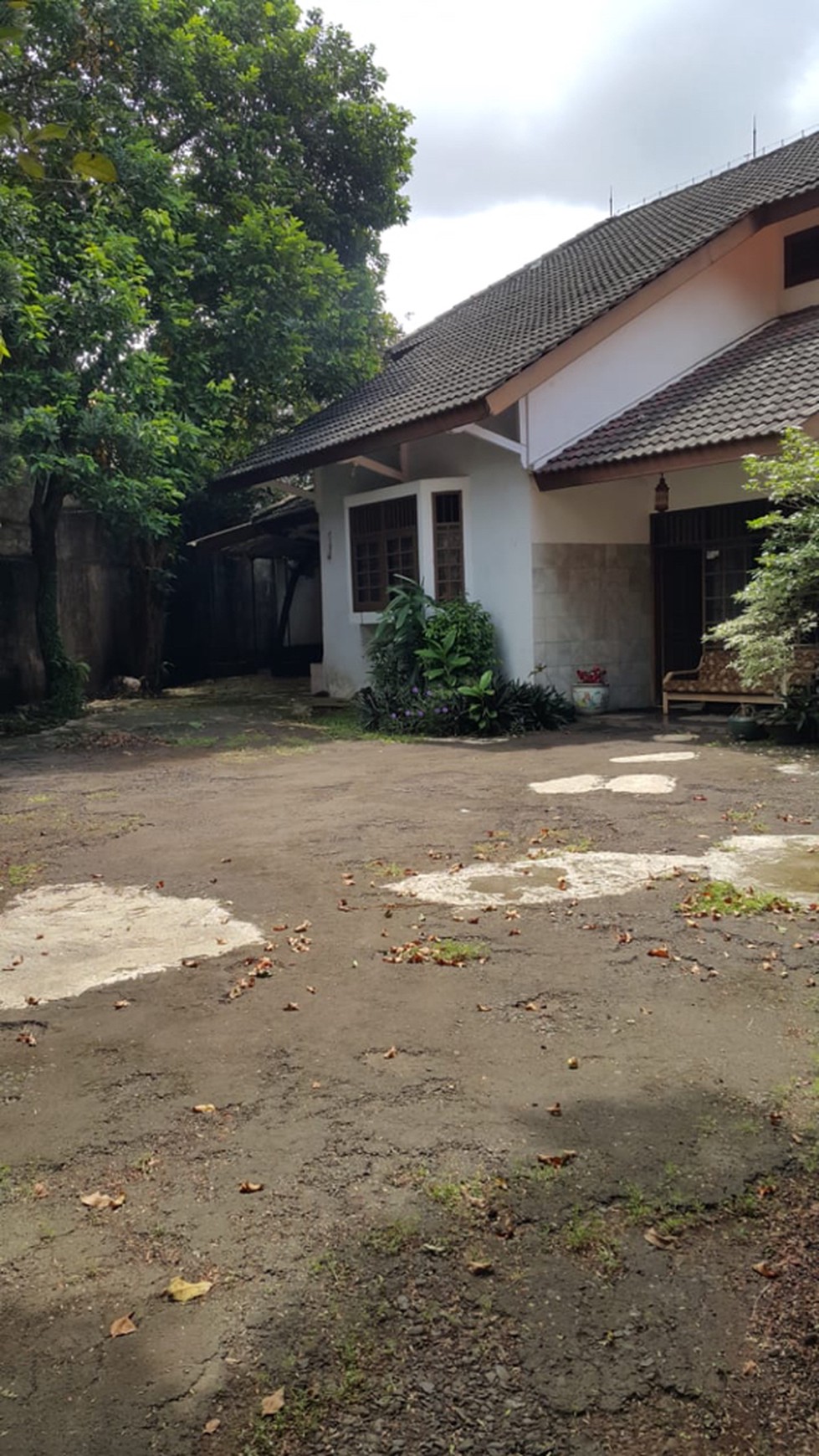 Rumah siap huni dengan halaman luas di kawasan Ulujami, Jakarta Selatan