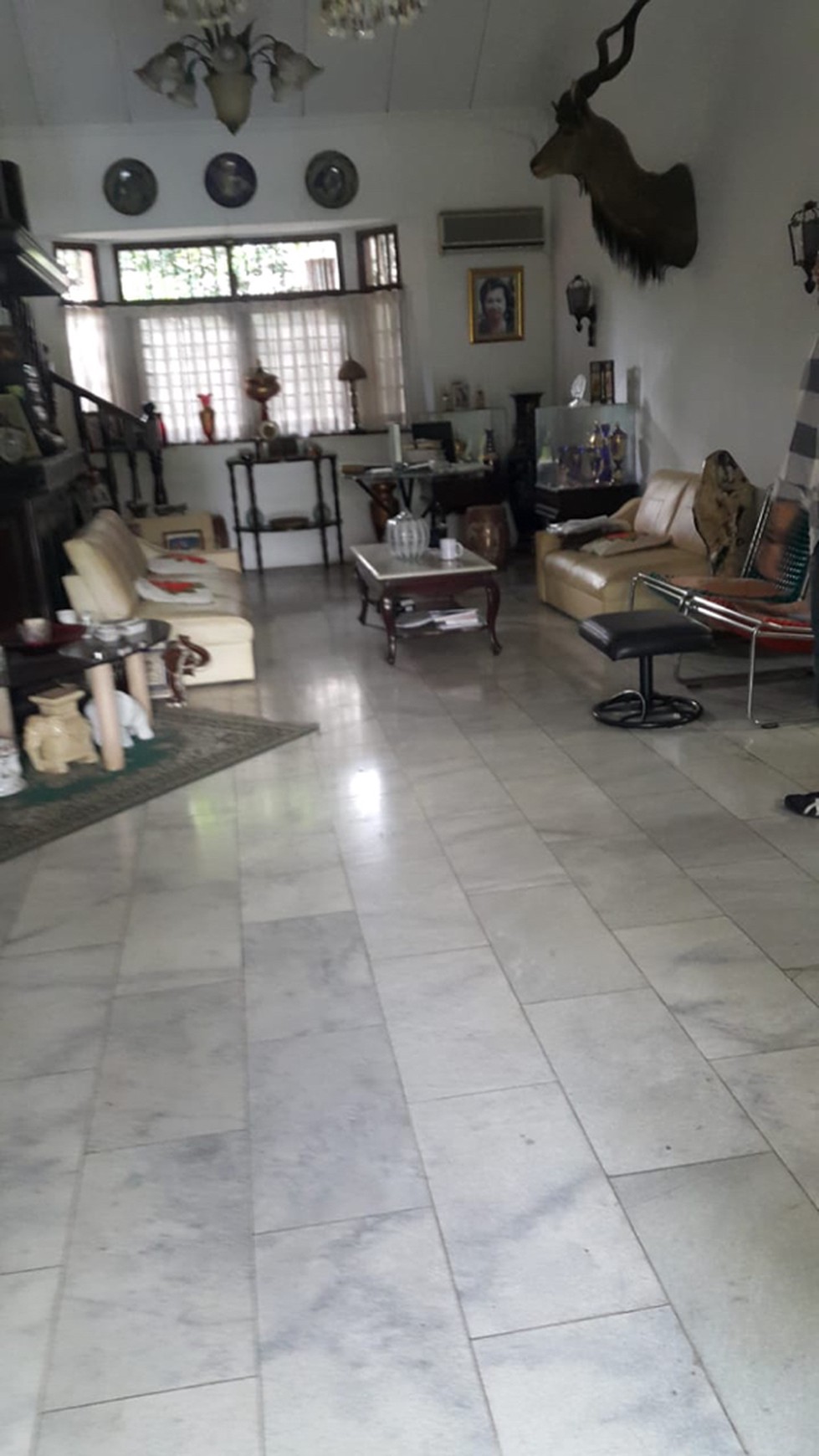 Rumah siap huni dengan halaman luas di kawasan Ulujami, Jakarta Selatan