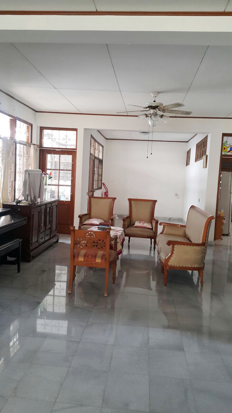 Rumah siap Huni dengan halaman dan tempat parkir luas di Veteran, Jakarta Selatan