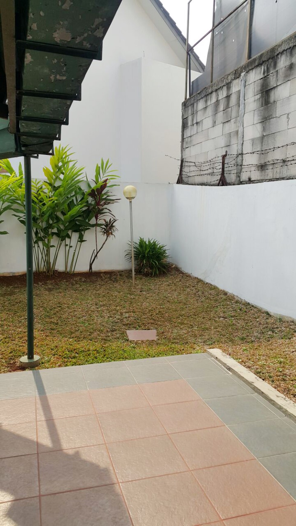 Rumah siap Huni dengan halaman dan tempat parkir luas di Veteran, Jakarta Selatan