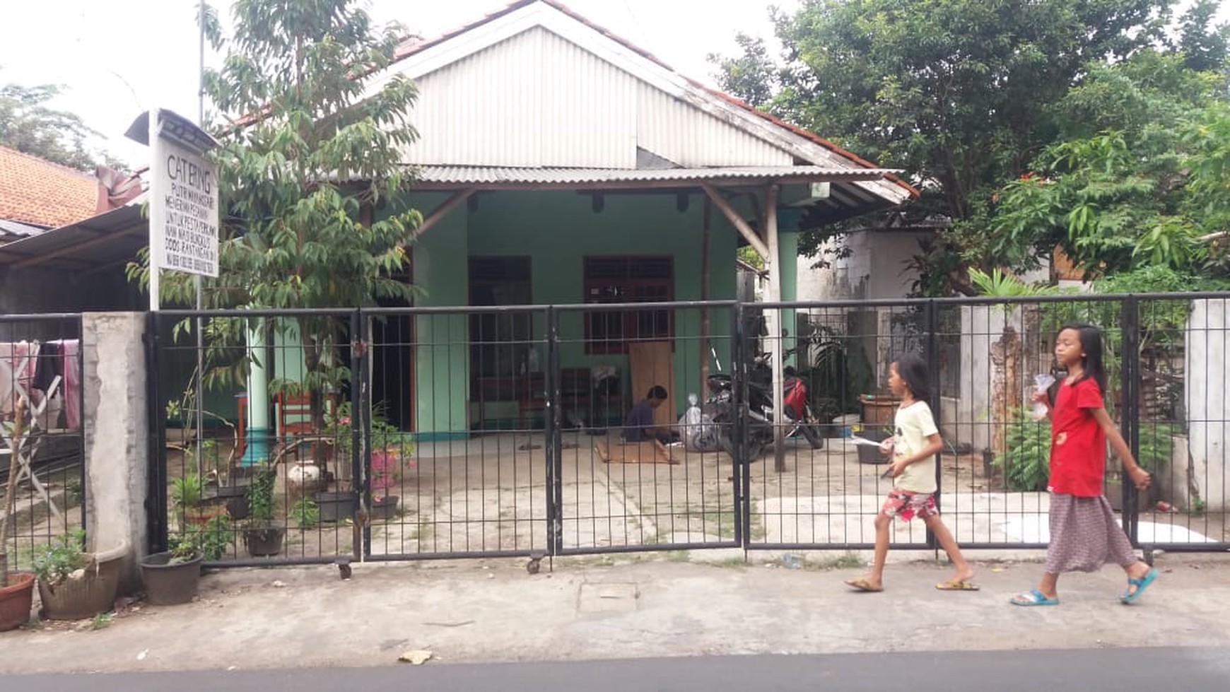 Rumah Cocok untuk Investasi dan Halaman Luas di Palem Puri