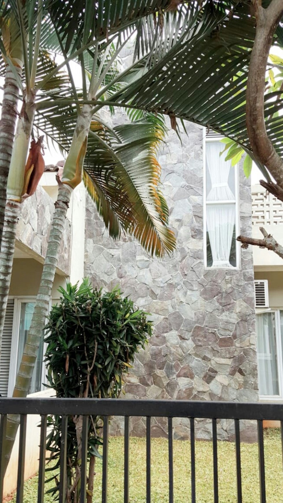 Rumah HOEK dan Murah di kawasan Graha Raya, Bintaro