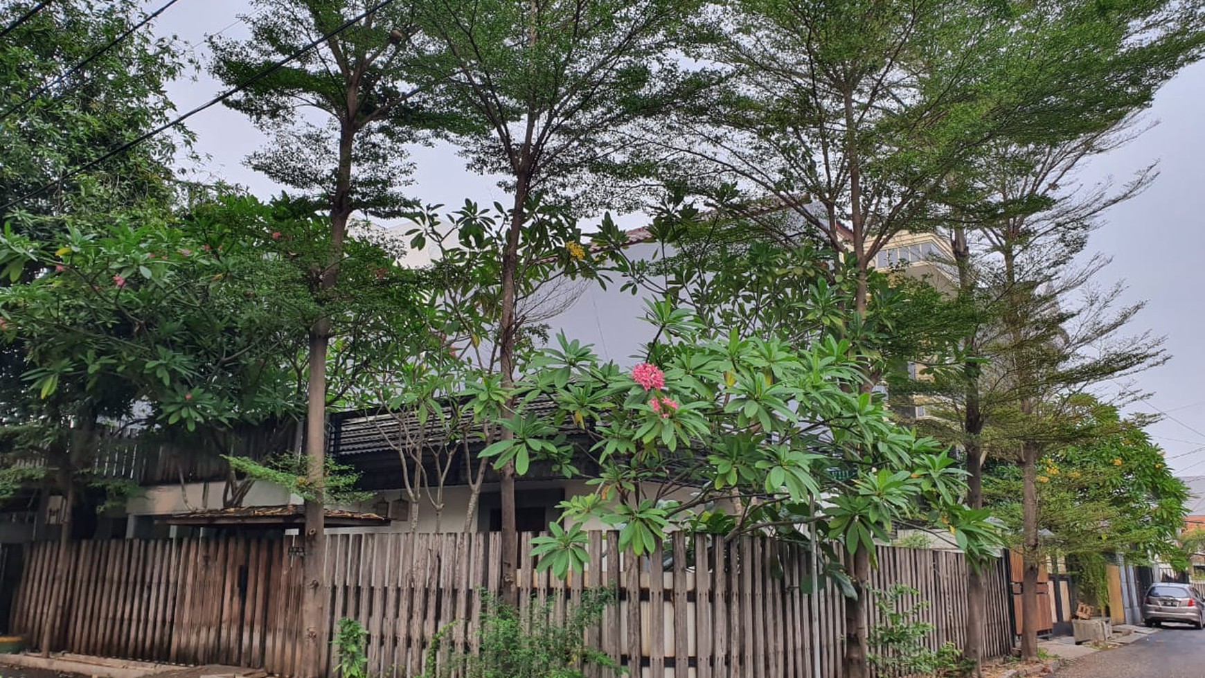 Rumah Hoek dengan jalan lebar di Komplek Taman Aries, Jakarta barat
