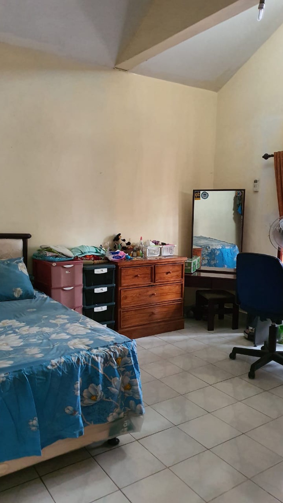 Rumah Siap Huni dan Halaman Parkir Luas di Pondok Aren