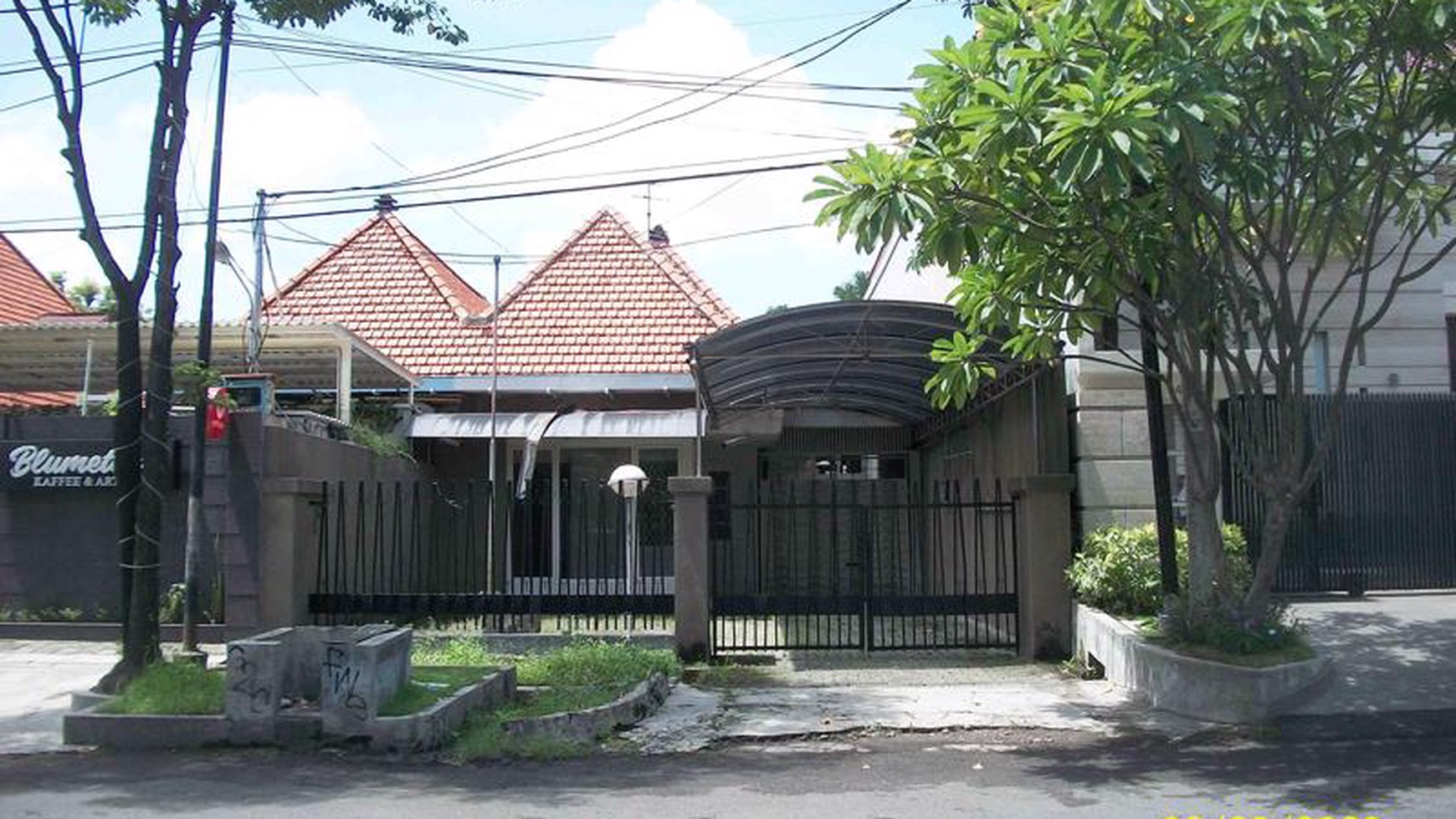 Jual Rumah Kuno, Lokasi Strategis Tengah Kota, Cocok untuk Cafe / Resto / Kantor / Klinik dsb