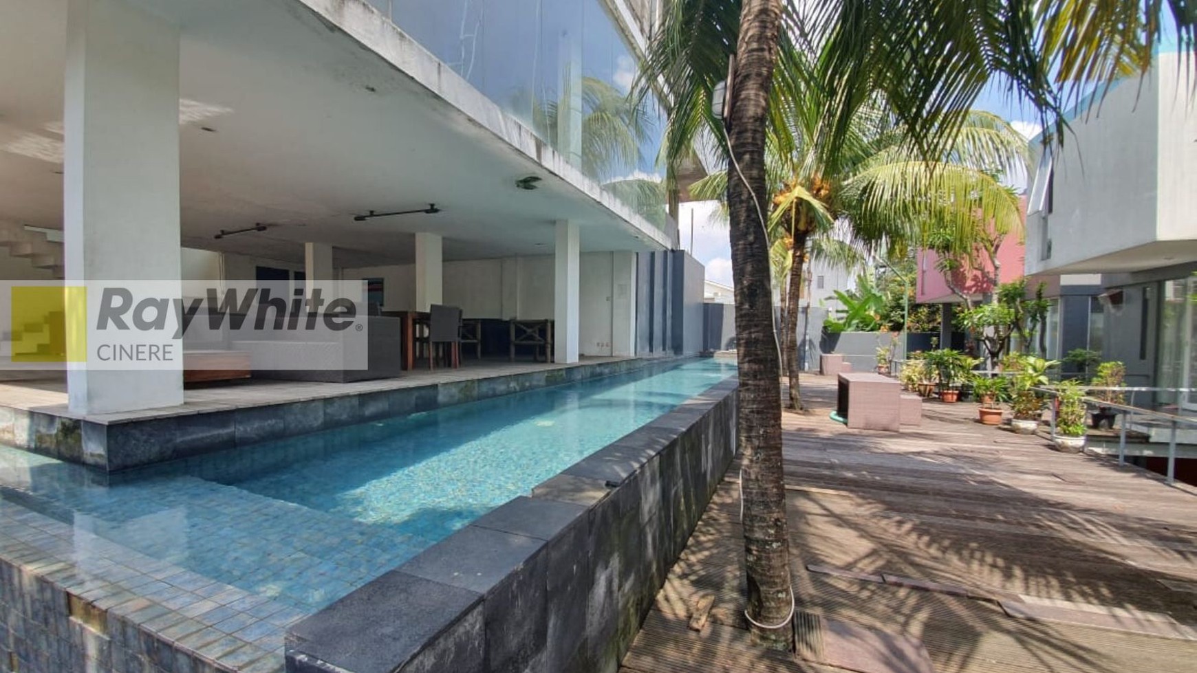 Rumah dengan Desain Apartemen Mewah di Cilandak