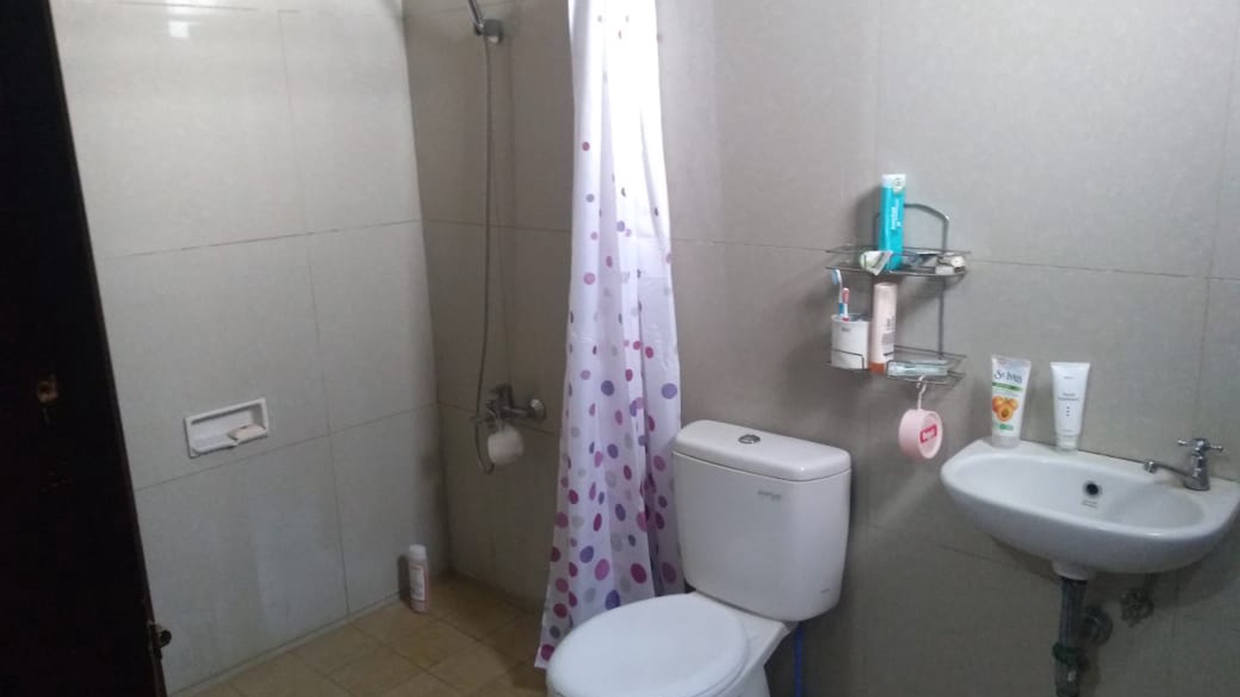 Rumah Murah, Cantik dengan carport dan taman di Bintaro Jakarta Selatan