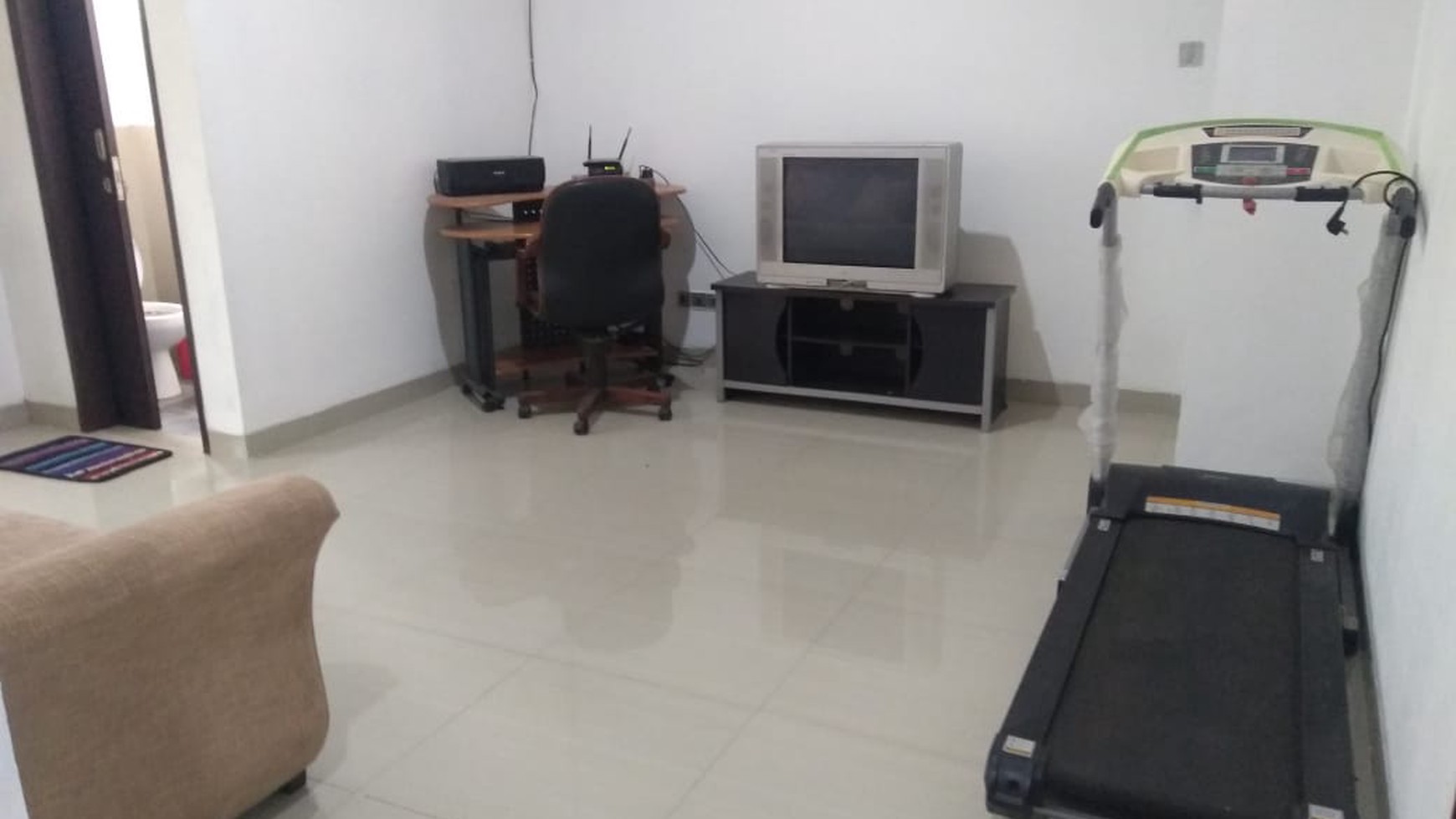 Rumah Murah, Cantik dengan carport dan taman di Bintaro Jakarta Selatan