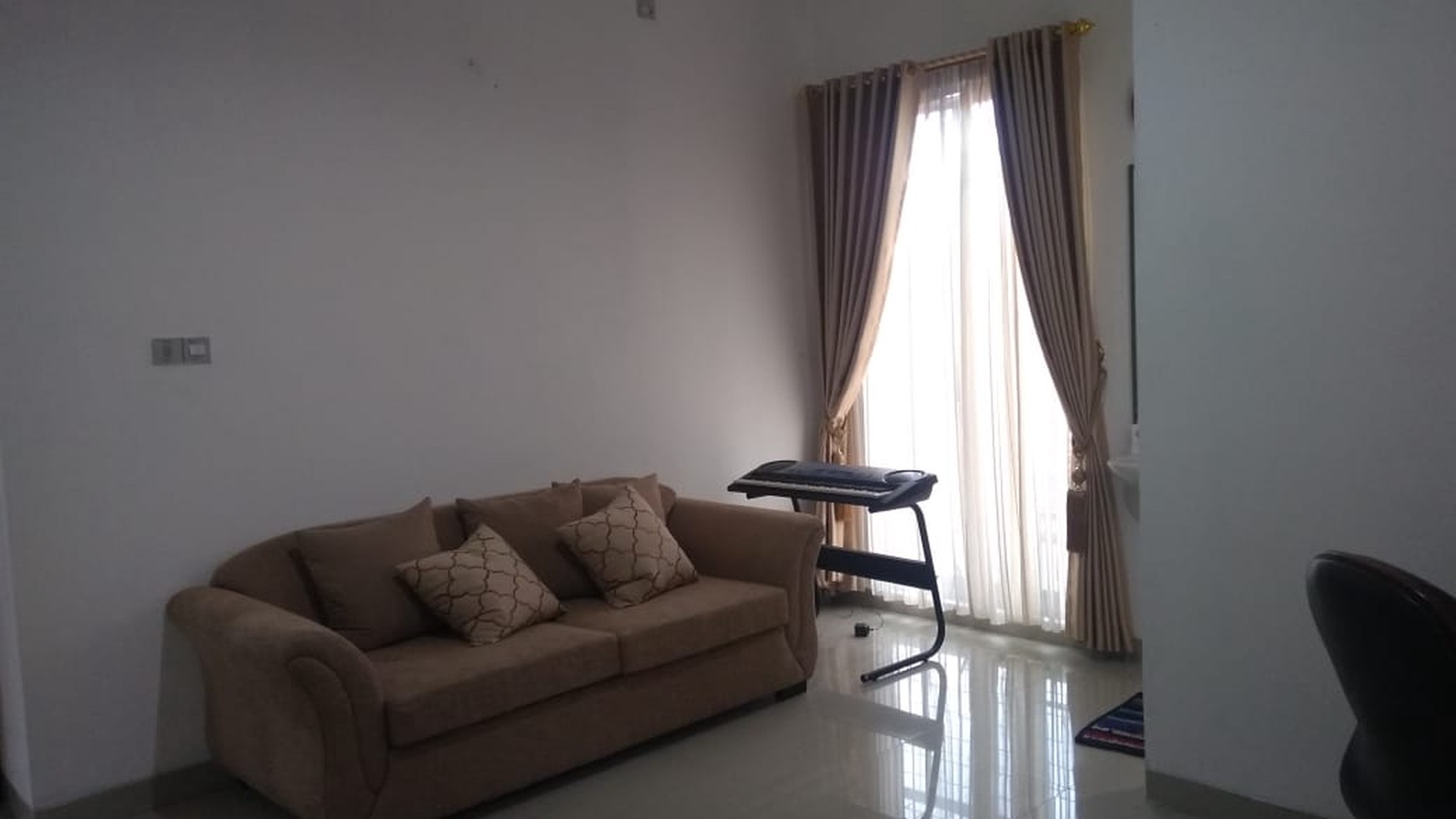 Rumah Murah, Cantik dengan carport dan taman di Bintaro Jakarta Selatan