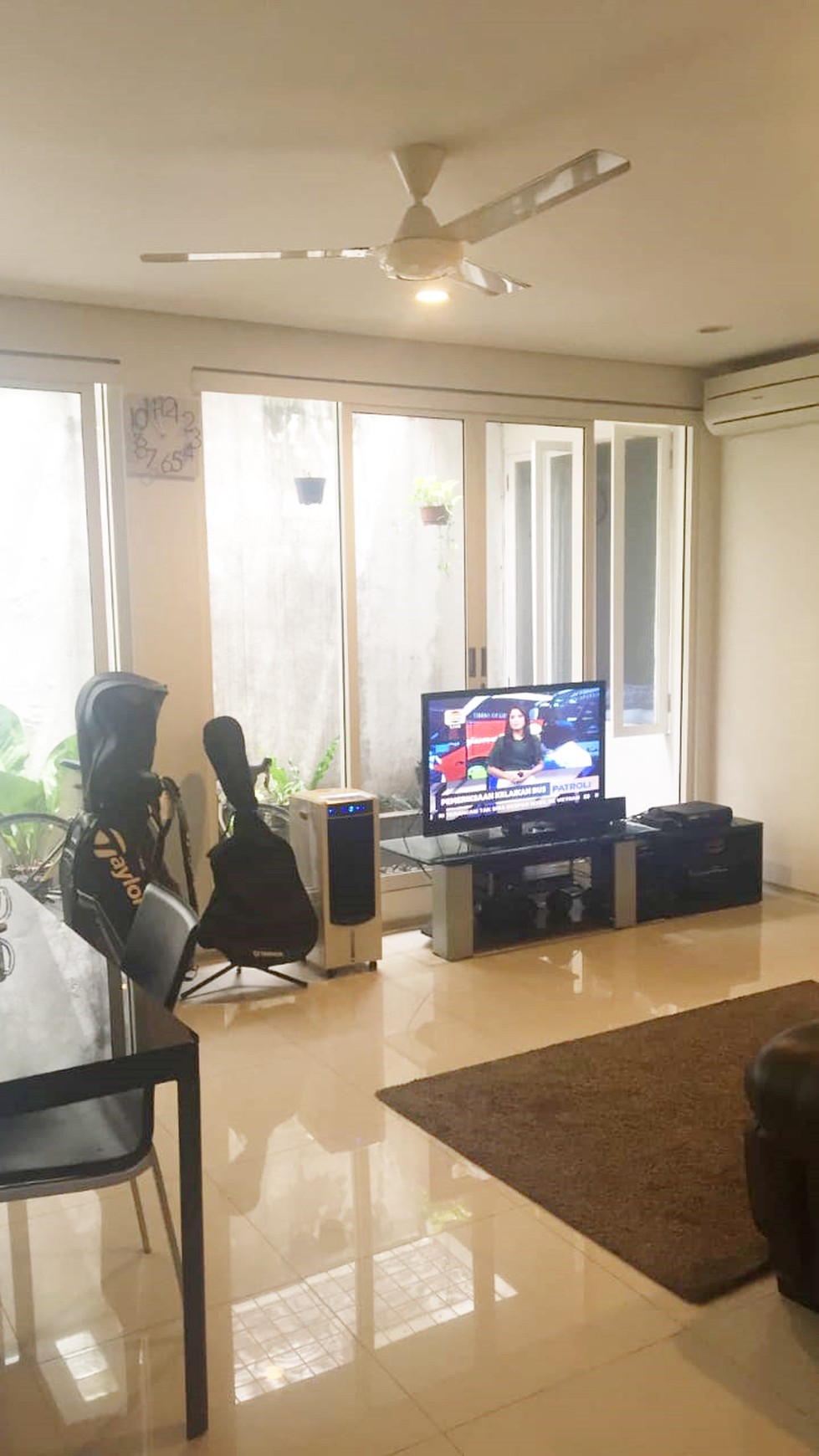 HOSALE! Rumah cantik dan Murah dengan taman di cluster Bintaro Sektor 9