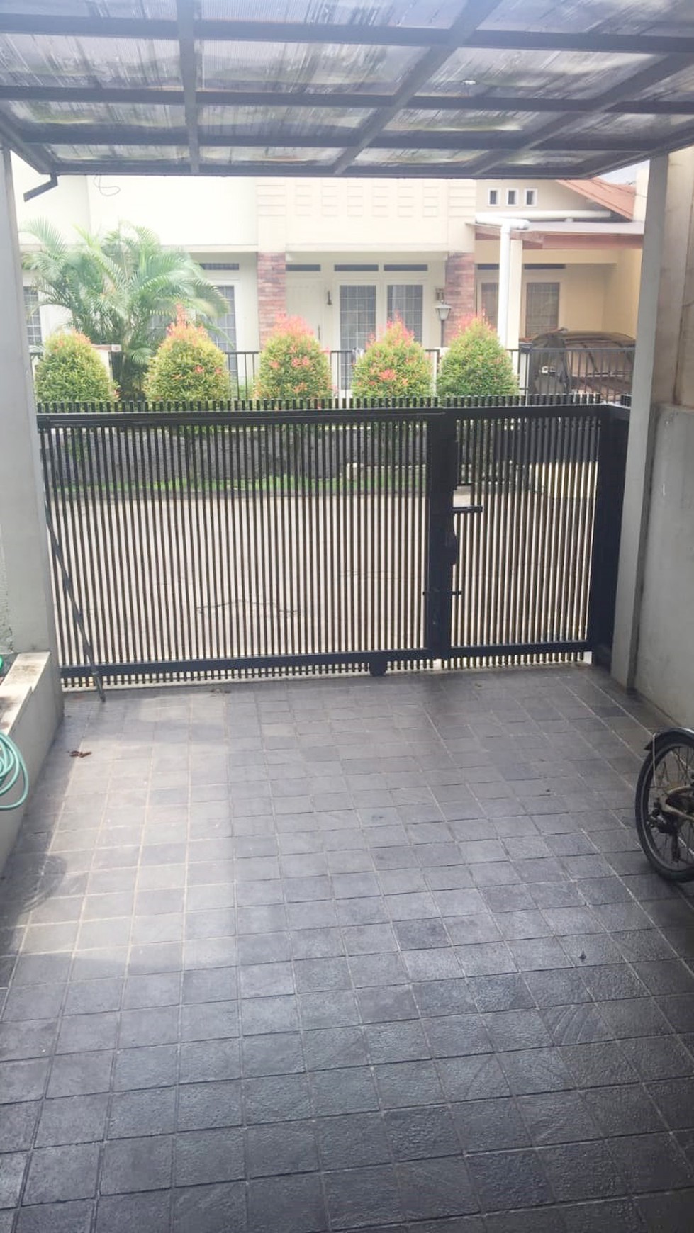 HOSALE! Rumah cantik dan Murah dengan taman di cluster Bintaro Sektor 9