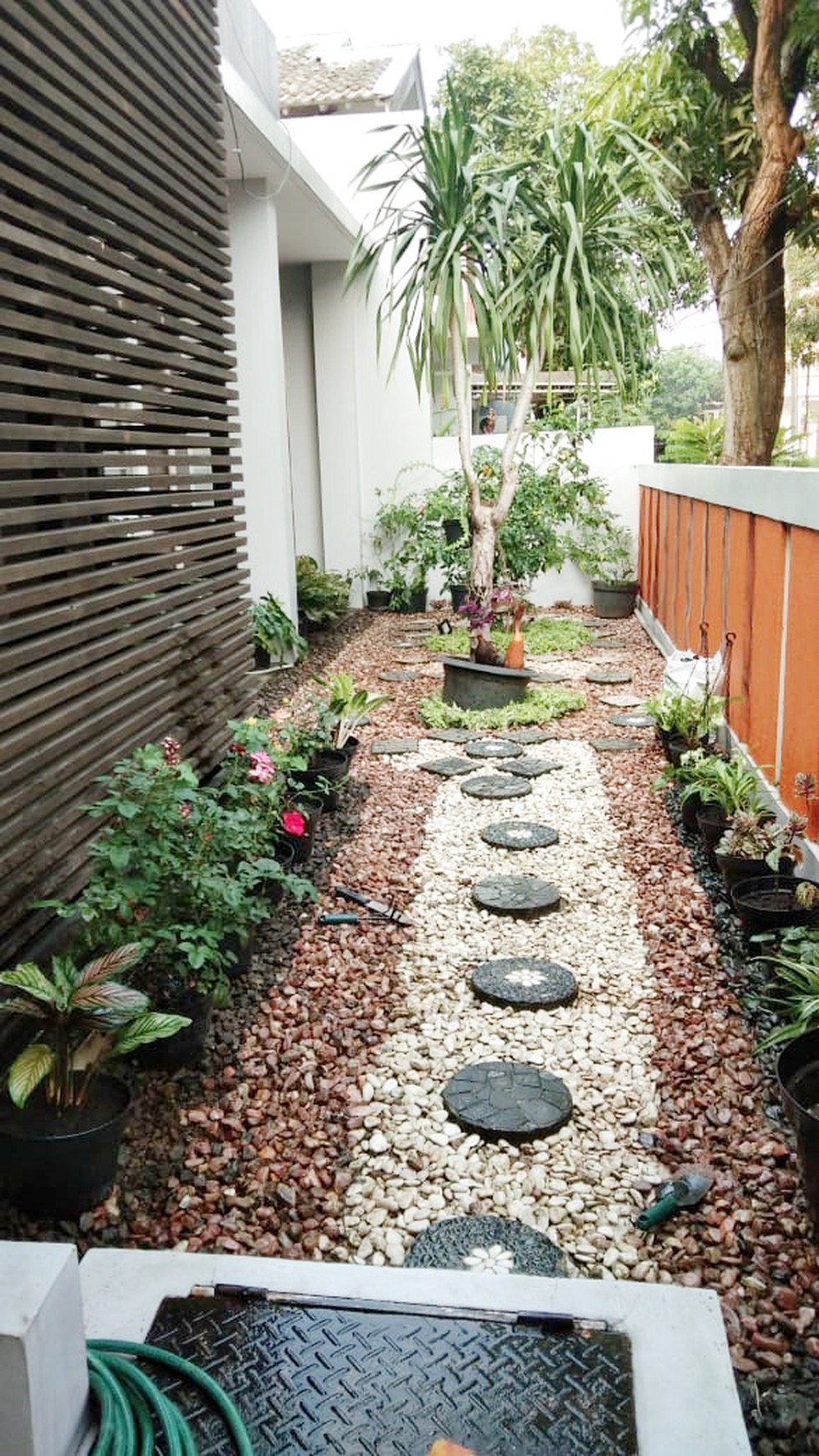 HOSALE! Rumah cantik dan Murah dengan taman di cluster Bintaro Sektor 9