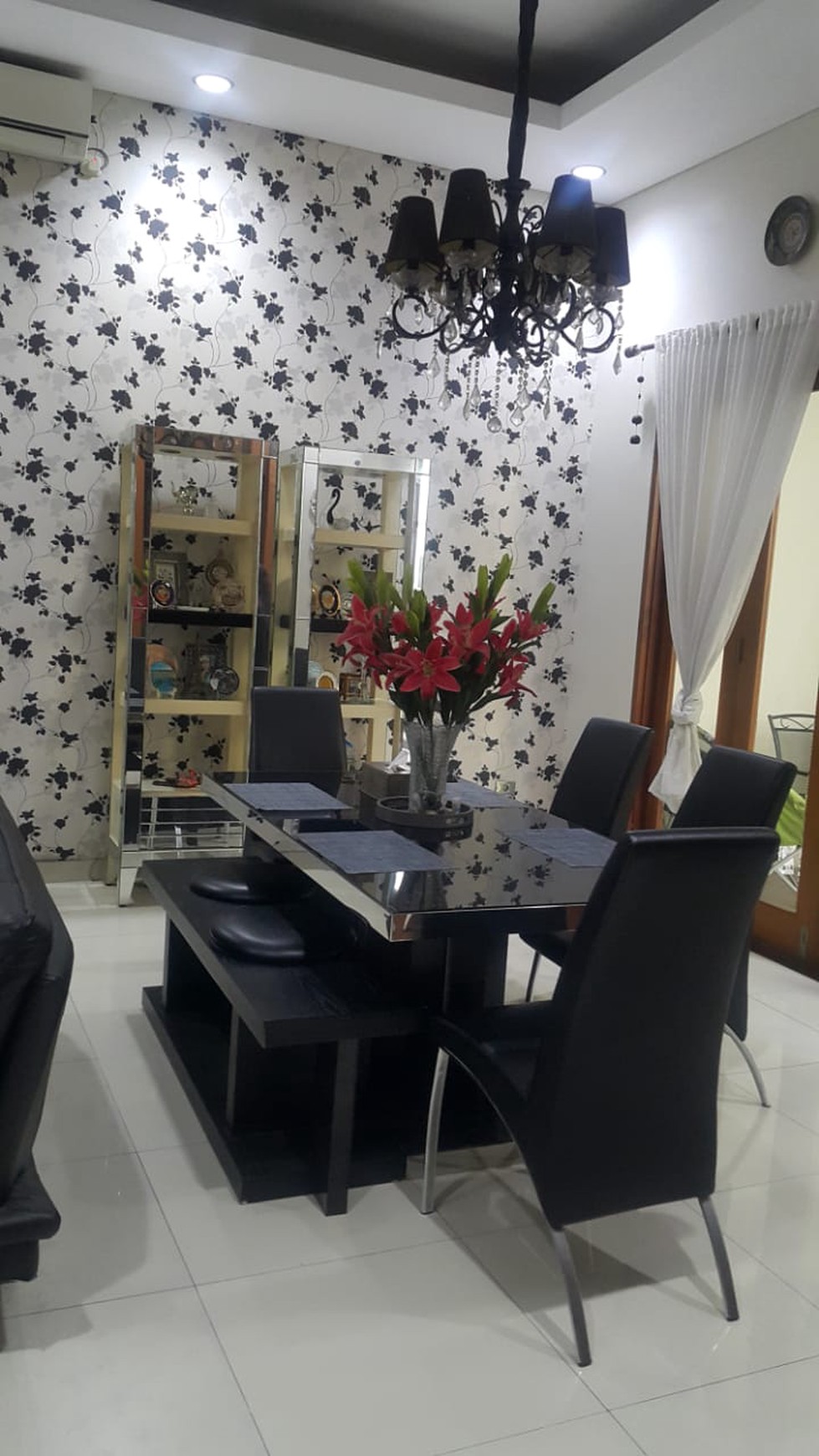 Rumah Cantik dengan halaman belakang di Puri Bintaro