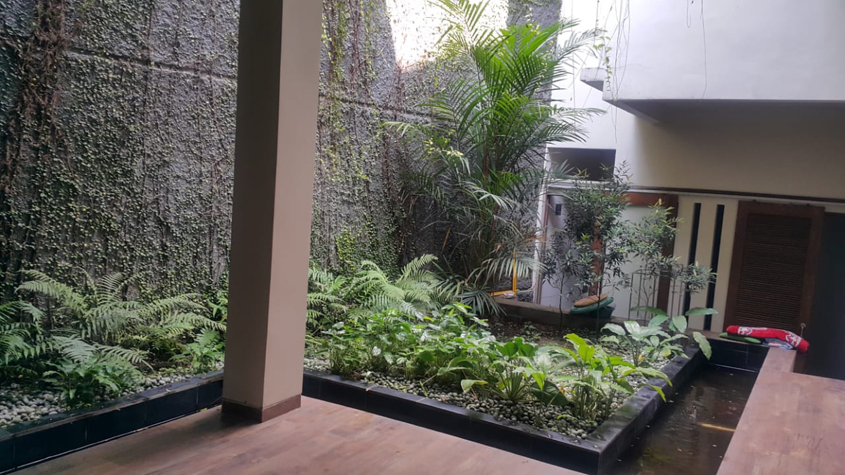 Rumah Cantik dengan halaman belakang di Puri Bintaro