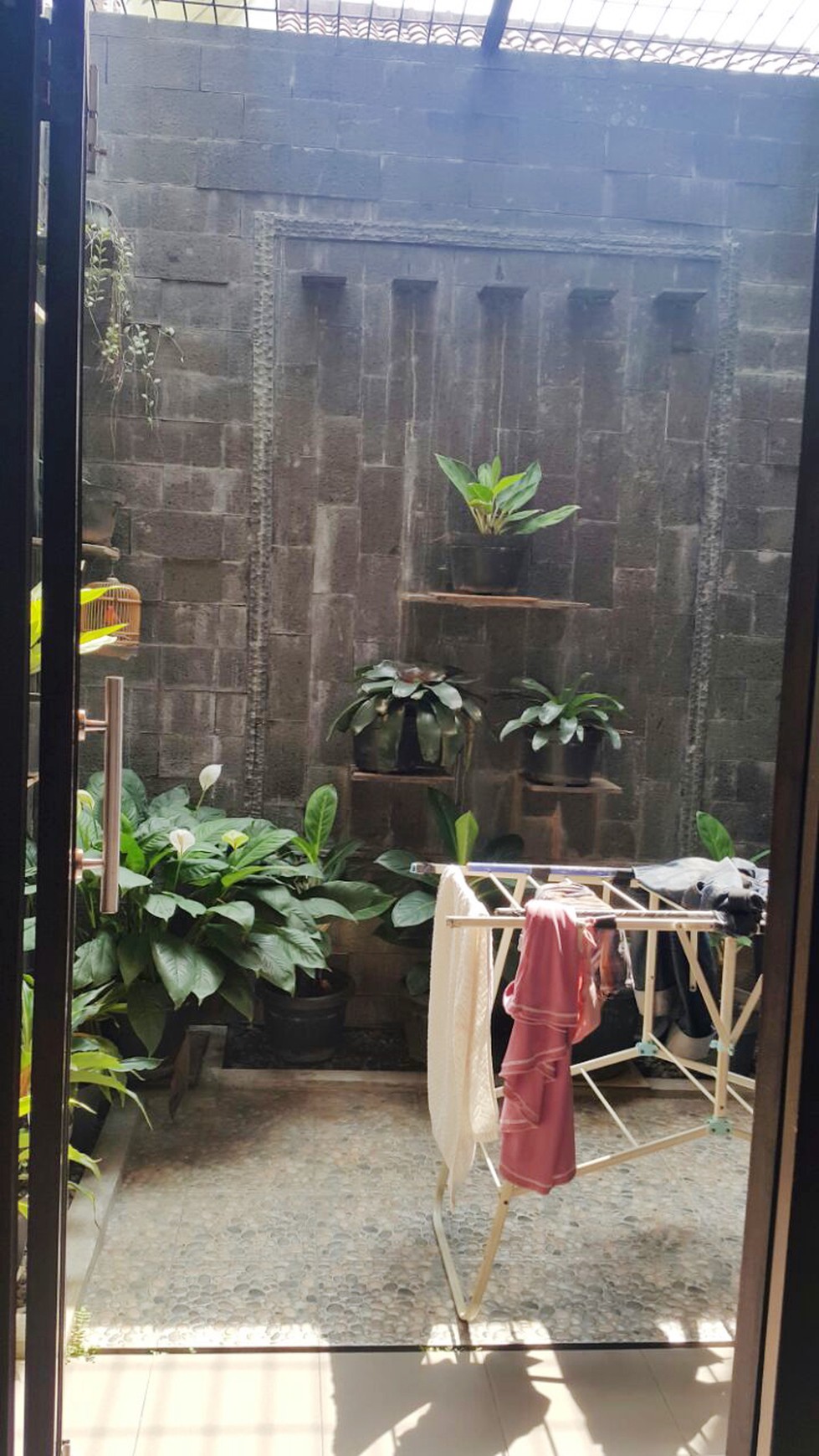 Rumah Cantik dengan halaman belakang di Pesona Bukit Bintaro