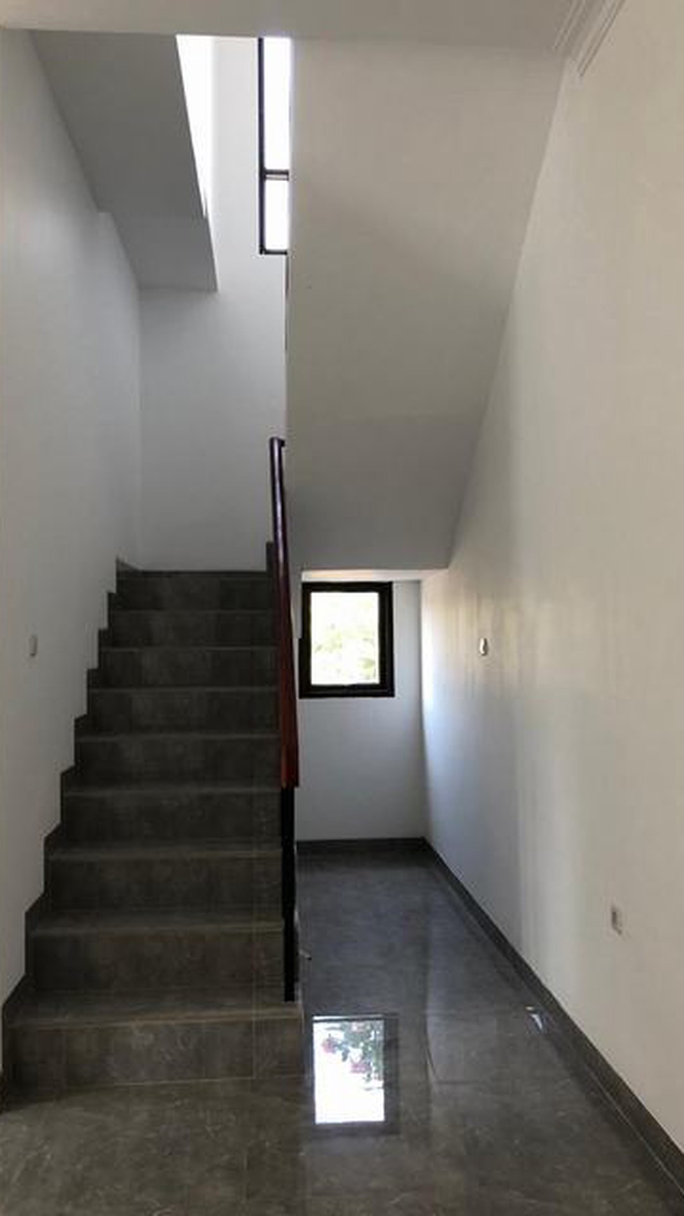 Dijual rumah di The Eminent Prestigia BSD City Tangerang hadap Selatan dan Timur, murah,strategis, siap huni