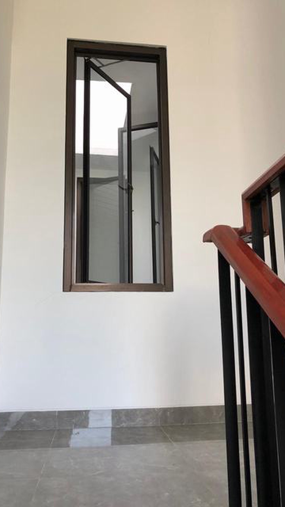 Dijual rumah di The Eminent Prestigia BSD City Tangerang hadap Selatan dan Timur, murah,strategis, siap huni