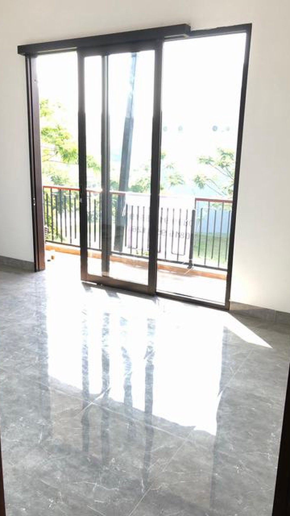 Dijual rumah di The Eminent Prestigia BSD City Tangerang hadap Selatan dan Timur, murah,strategis, siap huni