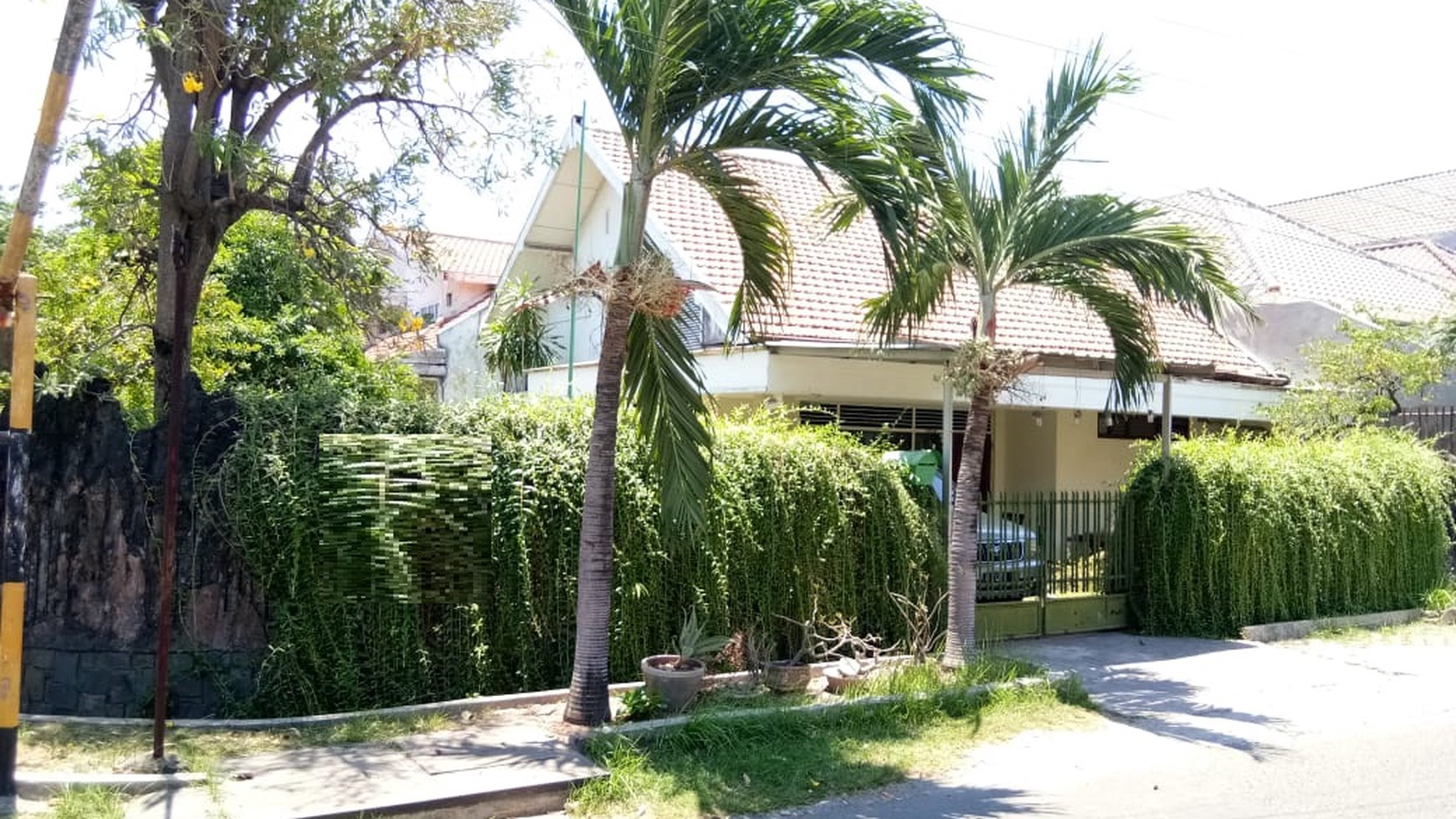 Rumah dengan Lingkungan Nyaman dan asri jalan Ngagel Jaya Tengah