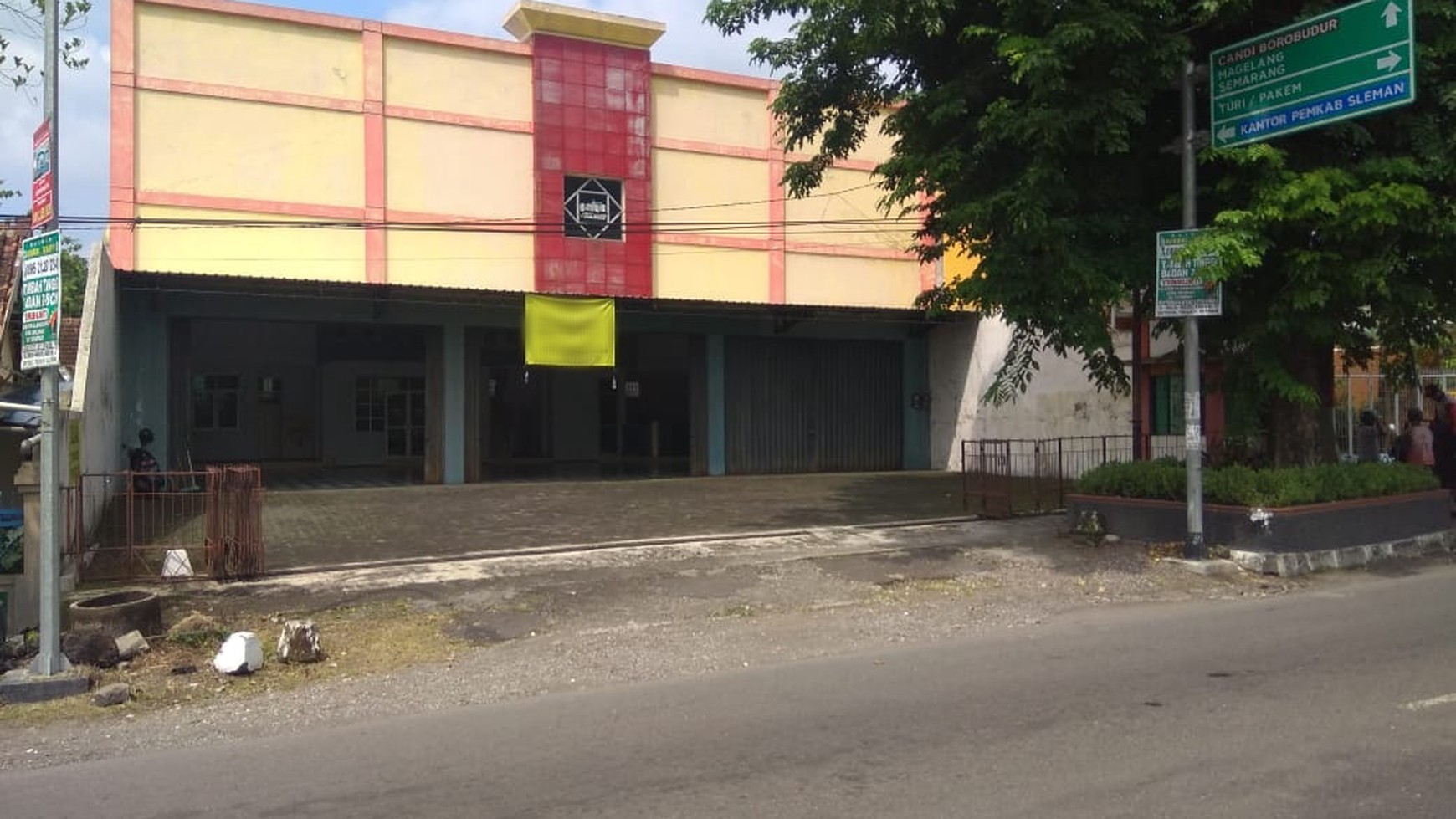 BANGUNAN DI JL MAGELANHG KM 10,5 DEKAT SLEMAN CITY HALL