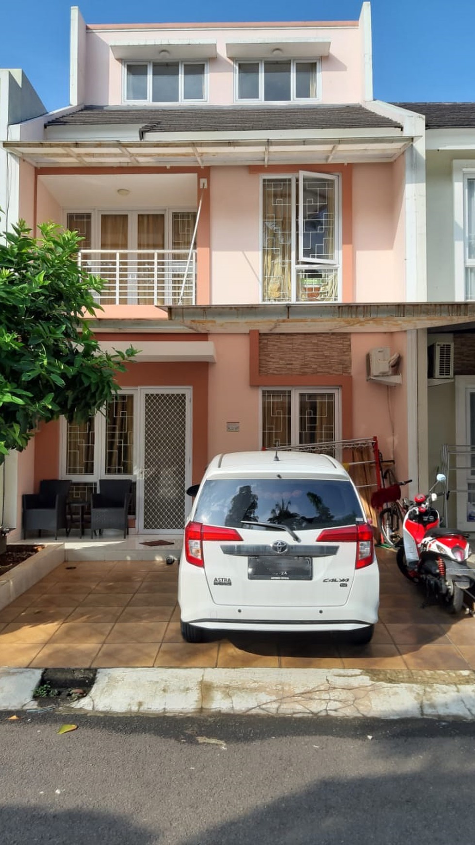 Rumah Siap Huni dengan design minimalis di cluster Paradise Resort, Ciputat