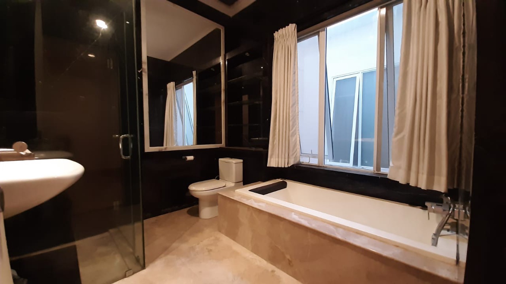 Ternyaman Rumah di Antasari Lengkap Kolam Renang