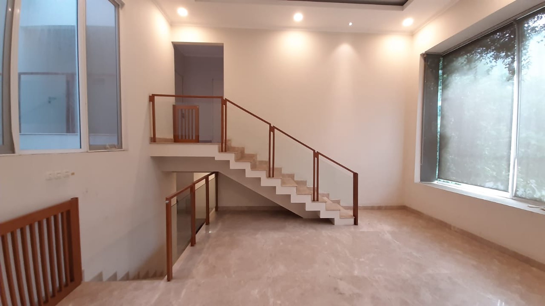 Ternyaman Rumah di Antasari Lengkap Kolam Renang