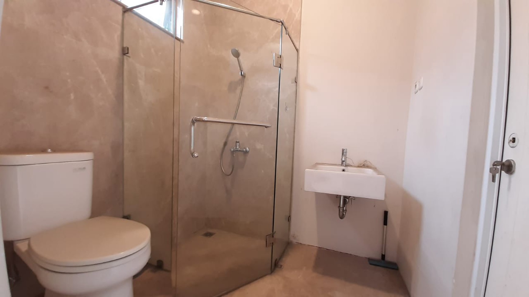 Ternyaman Rumah di Antasari Lengkap Kolam Renang