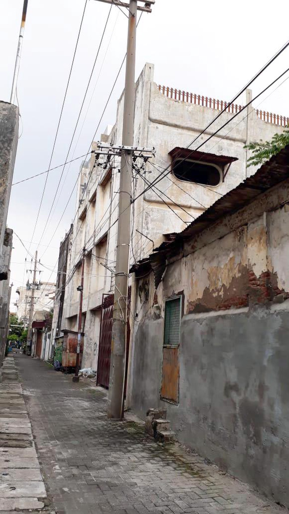 Jual 4 Ruko 3 Lantai, Samping Ruko ada tanah kosong 120 m2