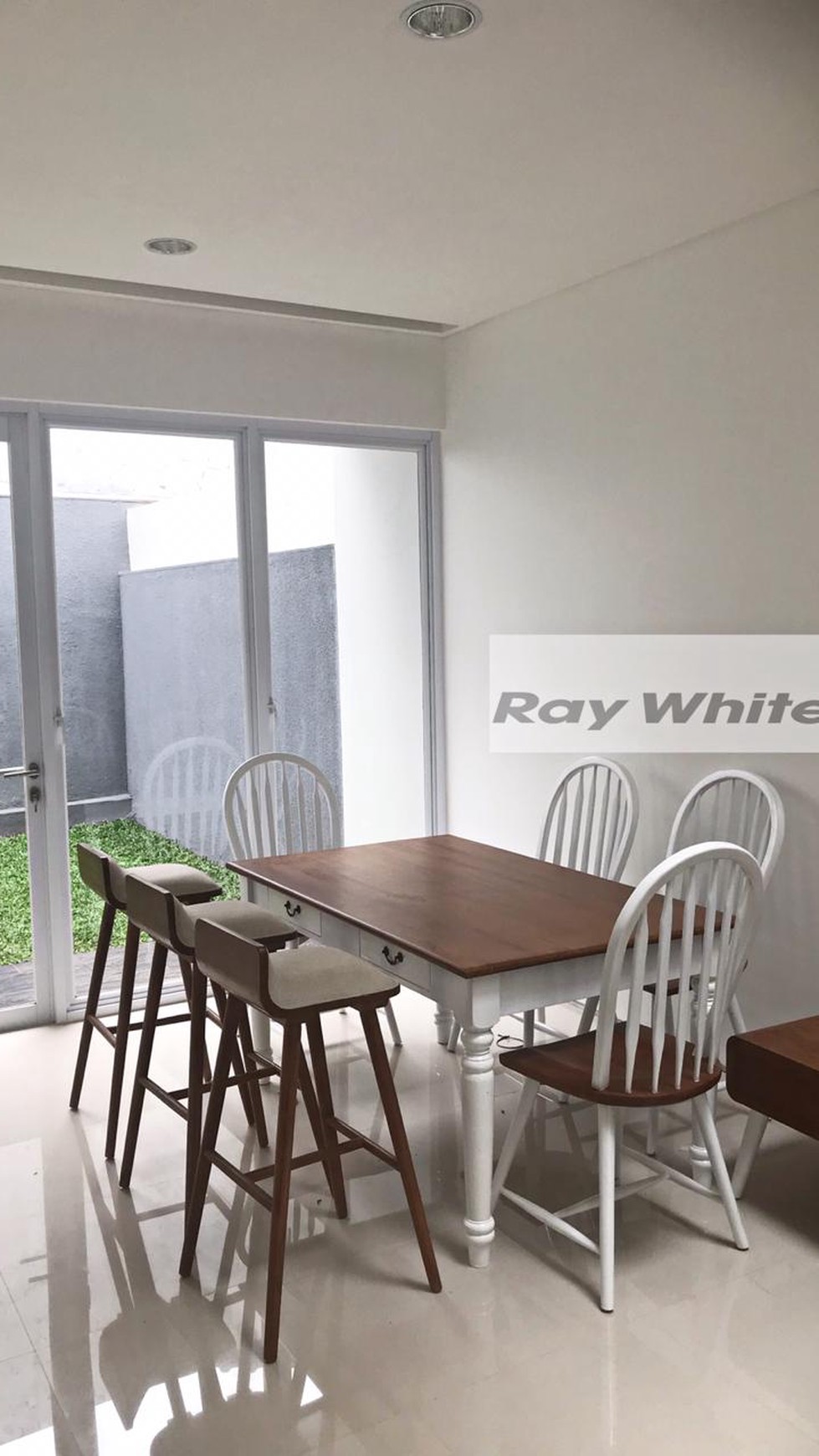 Modern Tropis Cirendeu