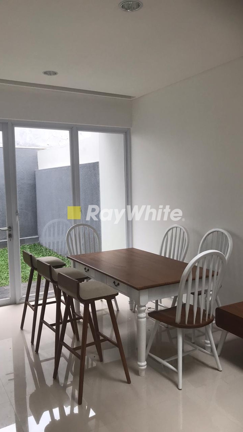 Modern Tropis Cirendeu