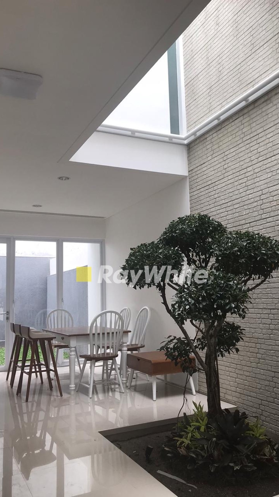 Modern Tropis Cirendeu