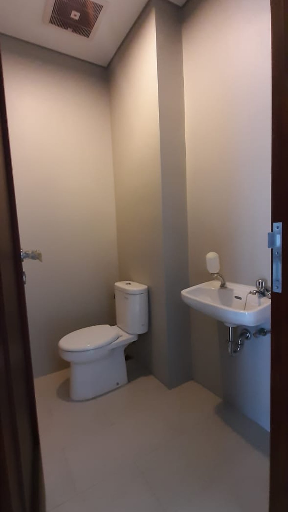 Rumah cantik minimalis, siap huni di Ciputat