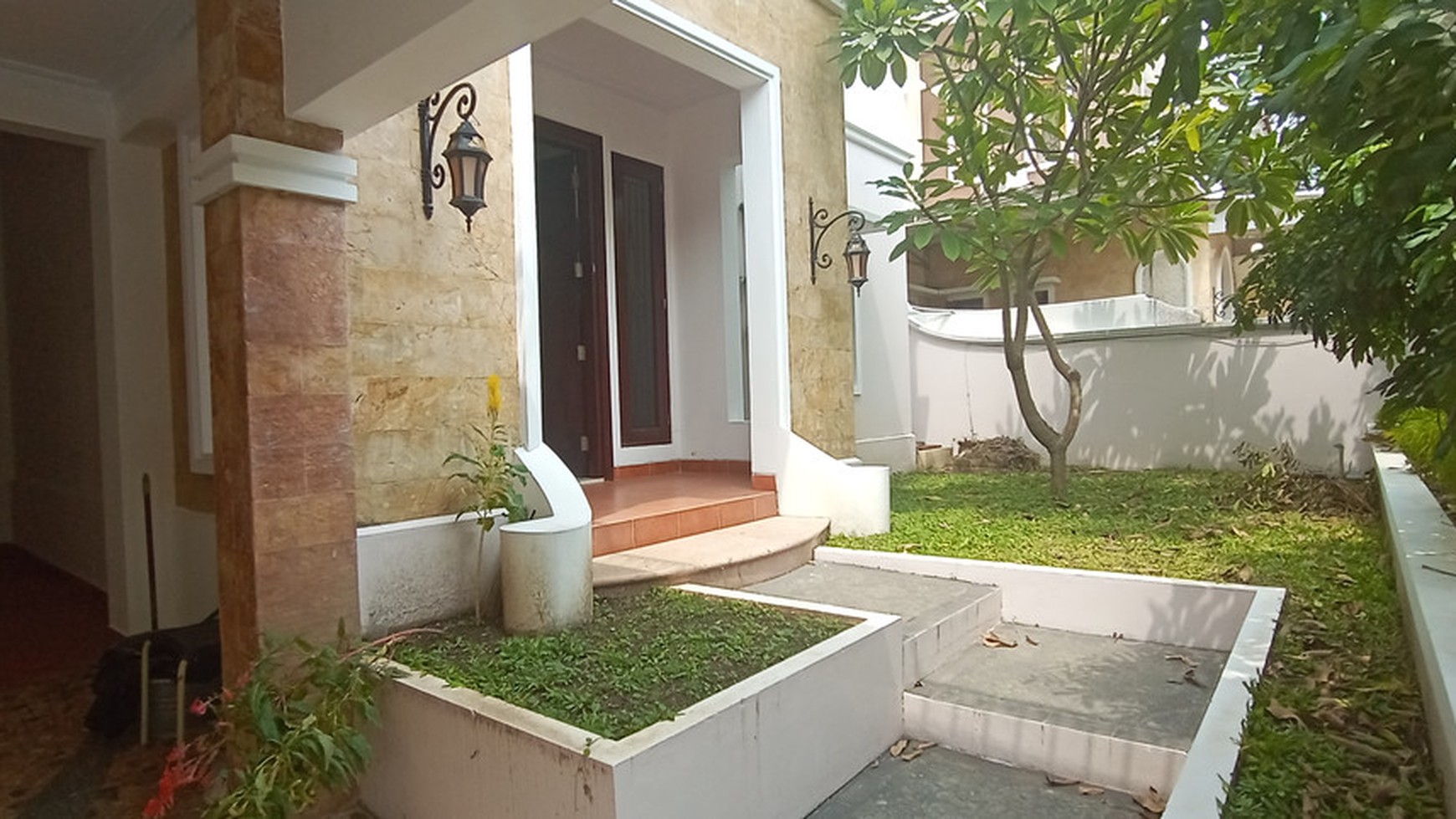 RUMAH MEWAH DALAM PERUMAHAN ELIT CASA GRANDE DEKAT KAMPUS UPN