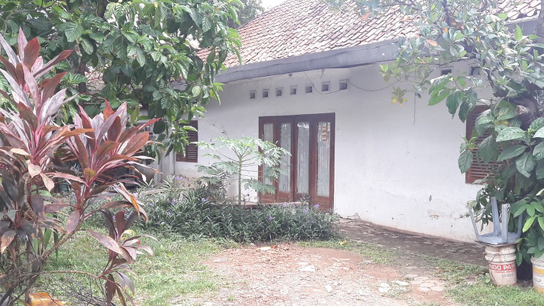 TURUN HARGA. RUMAH TUA DI JAKARTA PUSAT, HITUNG TANAH SAJA, ZONA CAMPURAN, HADAP SELATAN, SHM