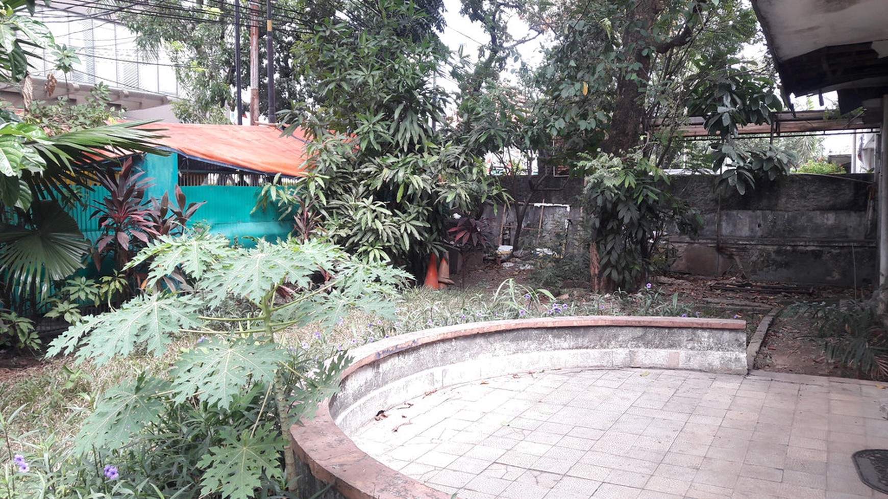 TURUN HARGA. RUMAH TUA DI JAKARTA PUSAT, HITUNG TANAH SAJA, ZONA CAMPURAN, HADAP SELATAN, SHM
