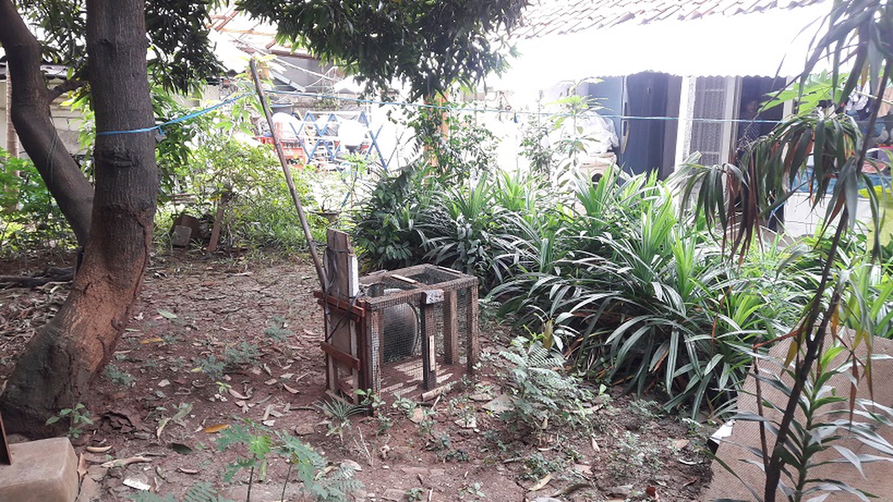 TURUN HARGA. RUMAH TUA DI JAKARTA PUSAT, HITUNG TANAH SAJA, ZONA CAMPURAN, HADAP SELATAN, SHM
