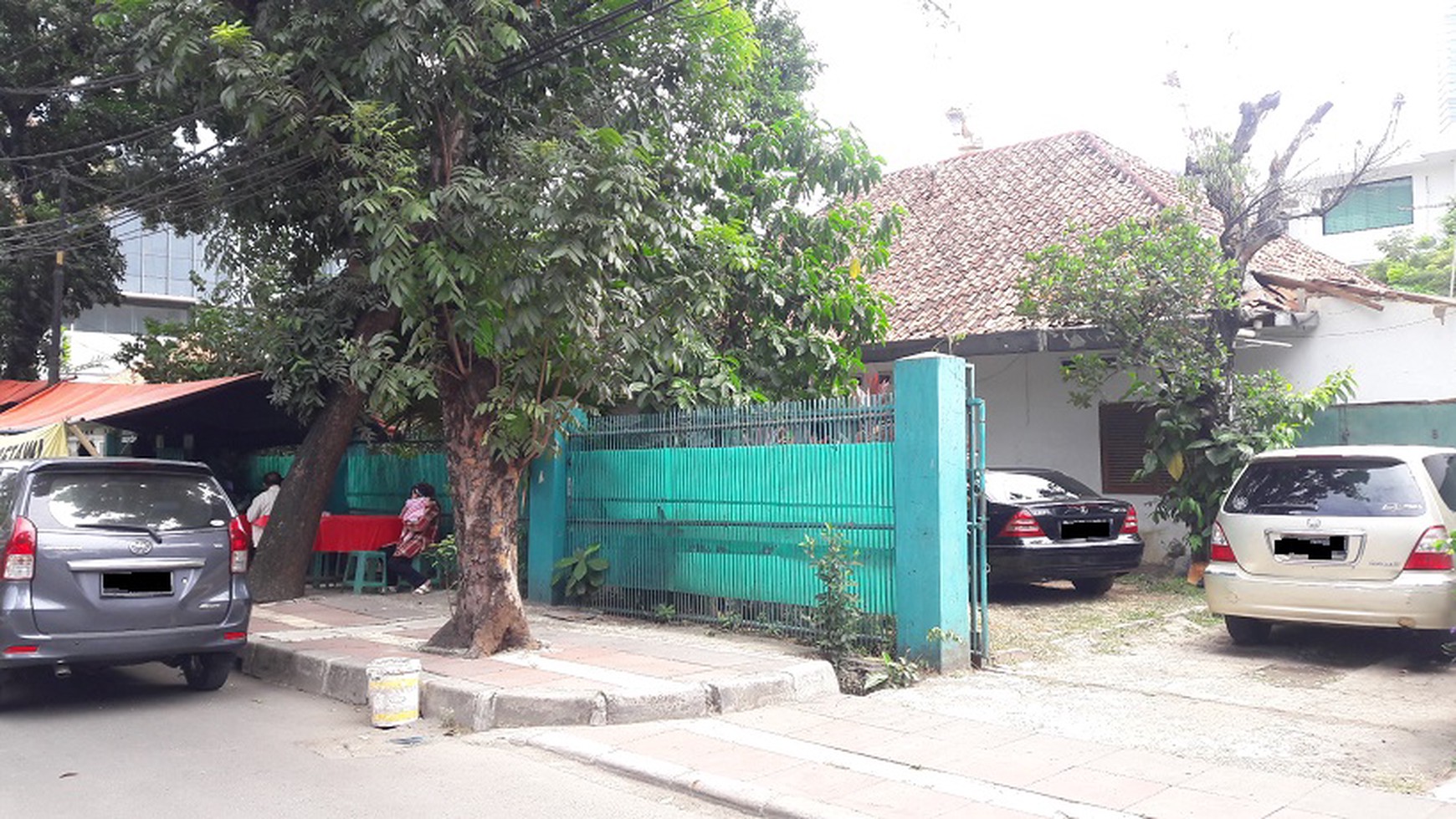 TURUN HARGA. RUMAH TUA DI JAKARTA PUSAT, HITUNG TANAH SAJA, ZONA CAMPURAN, HADAP SELATAN, SHM