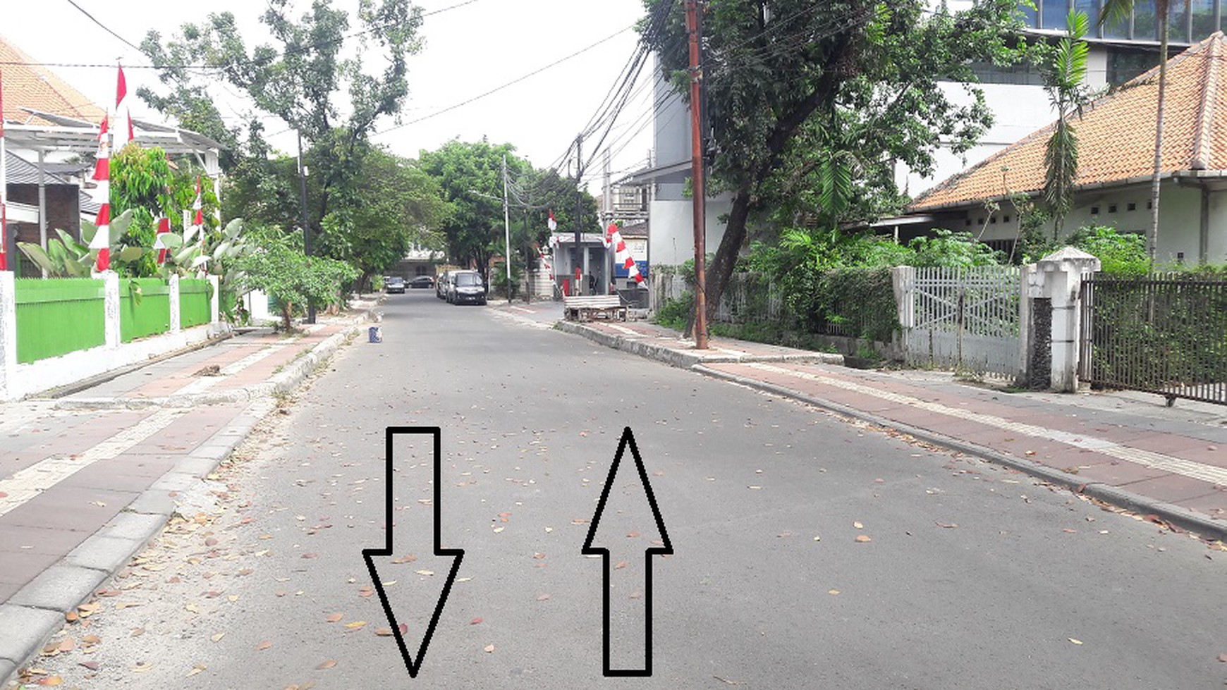 TURUN HARGA. RUMAH TUA DI JAKARTA PUSAT, HITUNG TANAH SAJA, ZONA CAMPURAN, HADAP SELATAN, SHM
