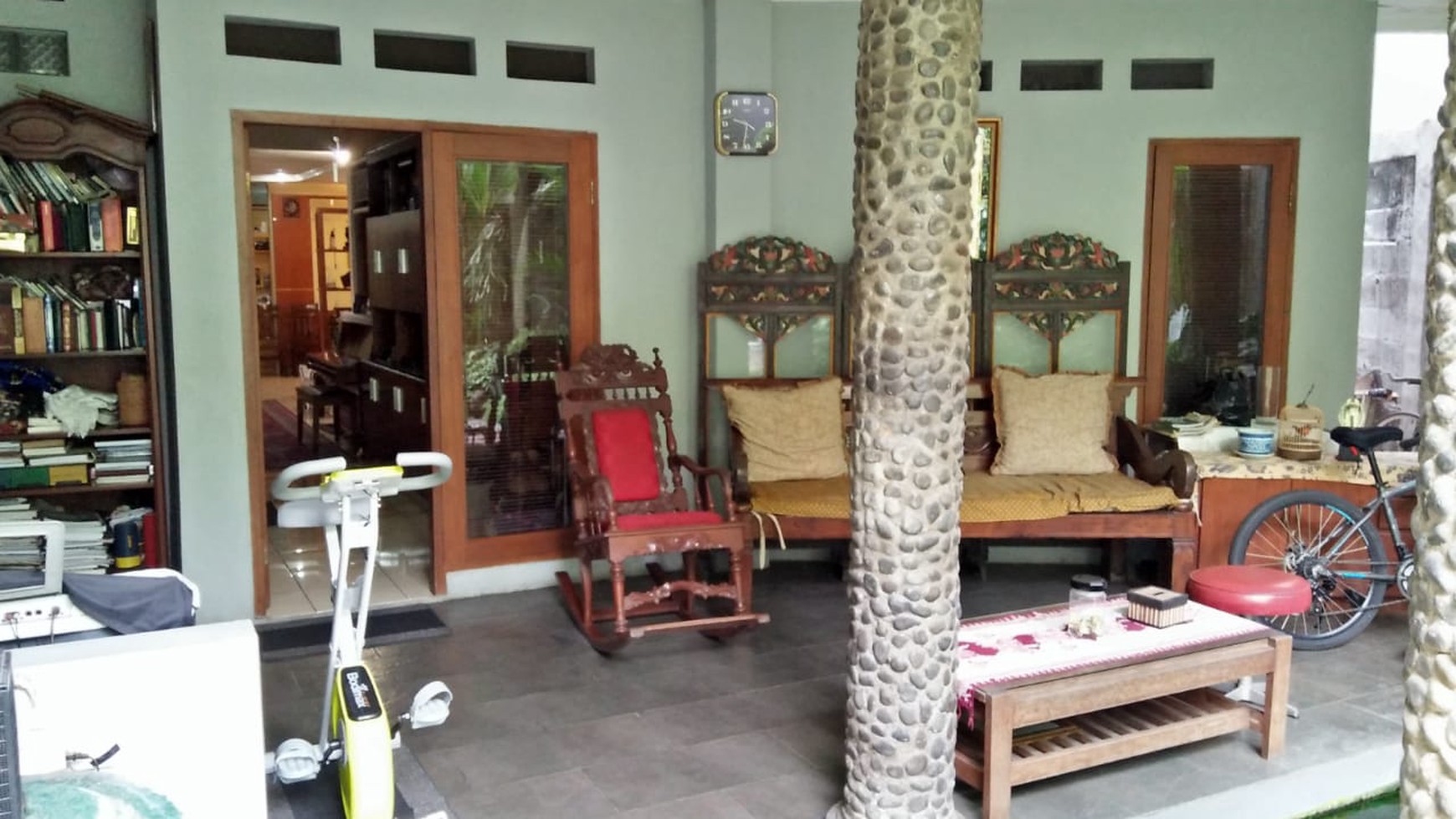 Rumah Dengan Halaman Luas, Hunian Asri dan Nyaman @Mertilang, Bintaro