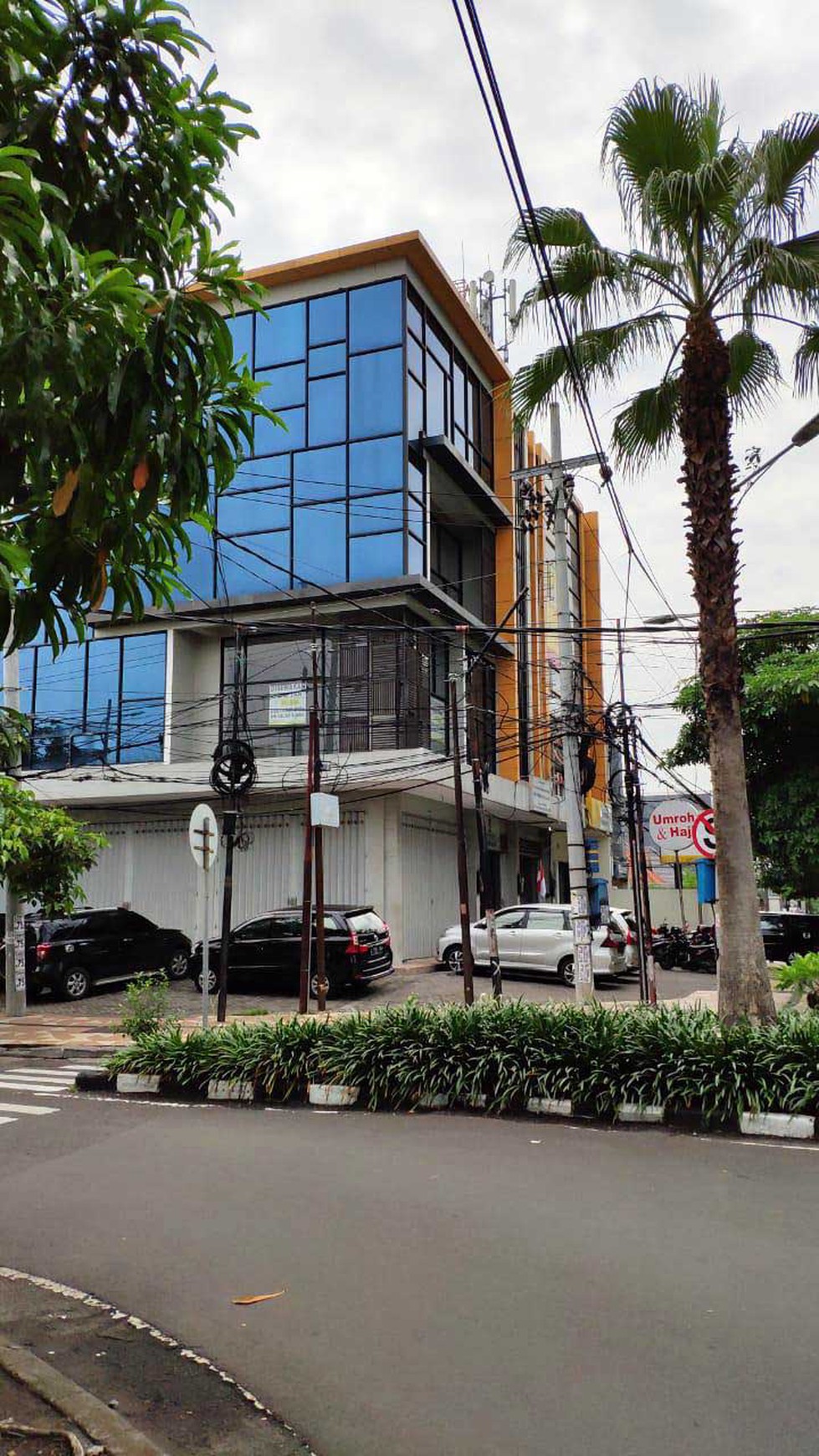Sewa Ruko 4 Lantai, Strategis Pusat Kota, Nol Jalan Raya, Hoek, Siap Pakai - TAN -