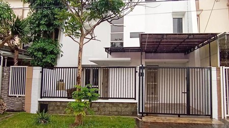 Sewa Rumah 2 Lt, Bagus, Minimalis, Row Jalan Depan Lebar + Paving, Siap Huni, Sewa min 2 thn