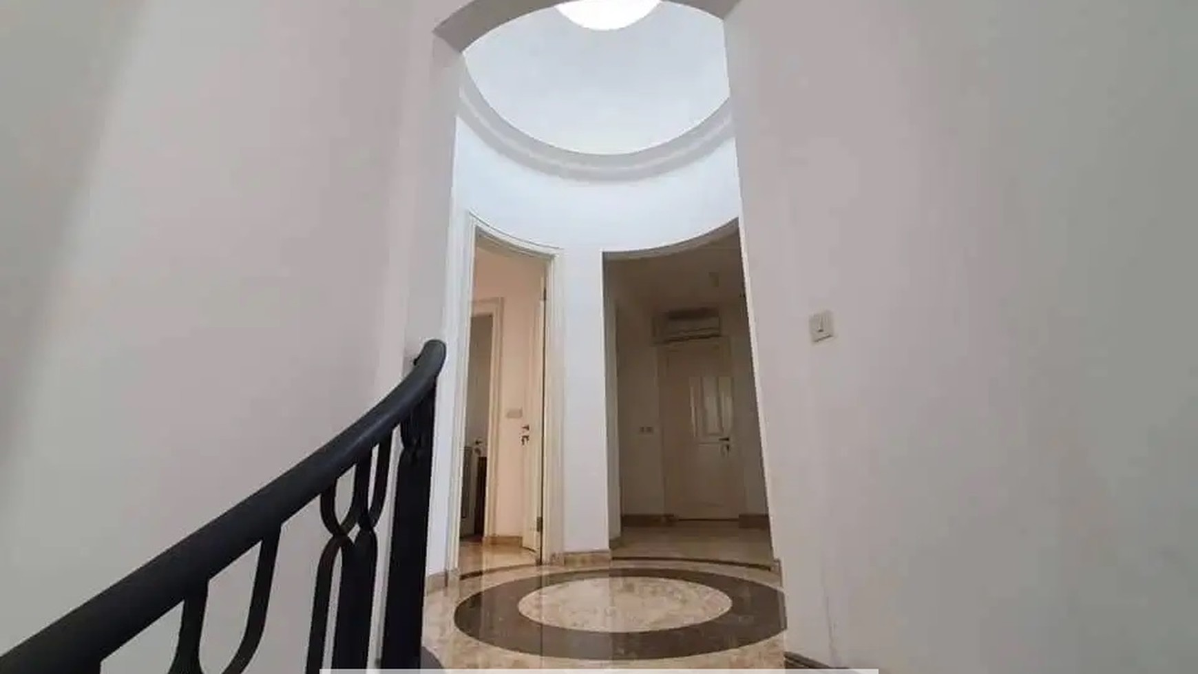 Rumah ini lokasinya tidak jauh dari pusat bisnis SCBD.