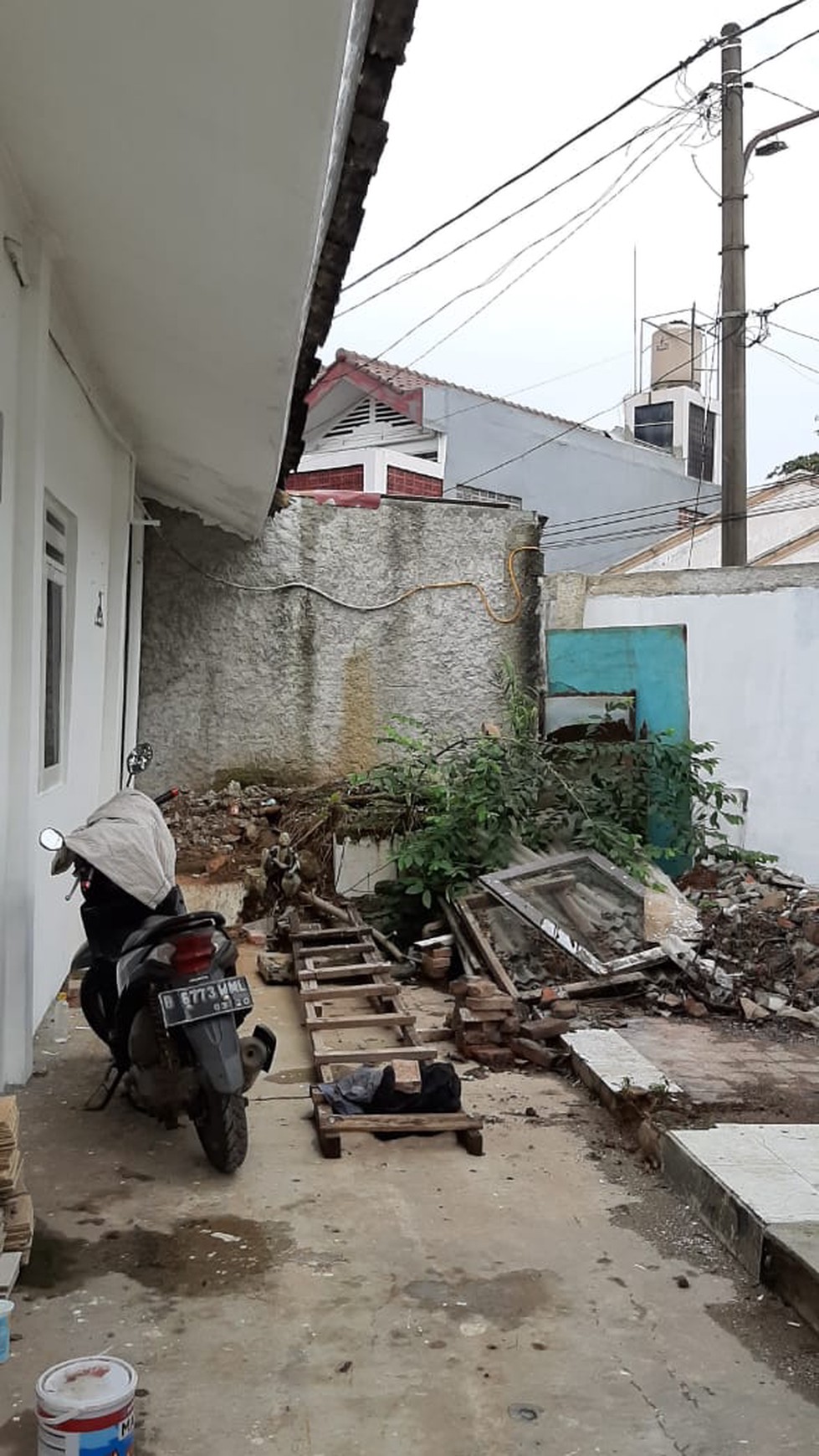 RUMAH ASRI HOEK SIAP HUNI AKSES JALAN LEBAR DI AREA BINTARO JAYA SEKTOR 3A