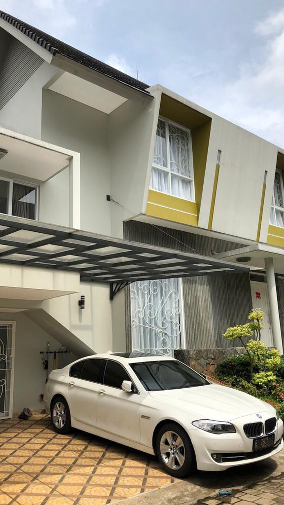 Dijual rumah dalam cluster, full furnished, dan siap tinggal.
