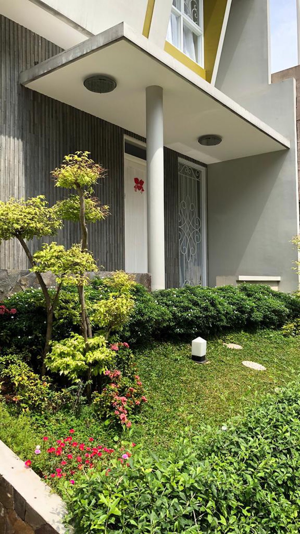 Dijual rumah dalam cluster, full furnished, dan siap tinggal.