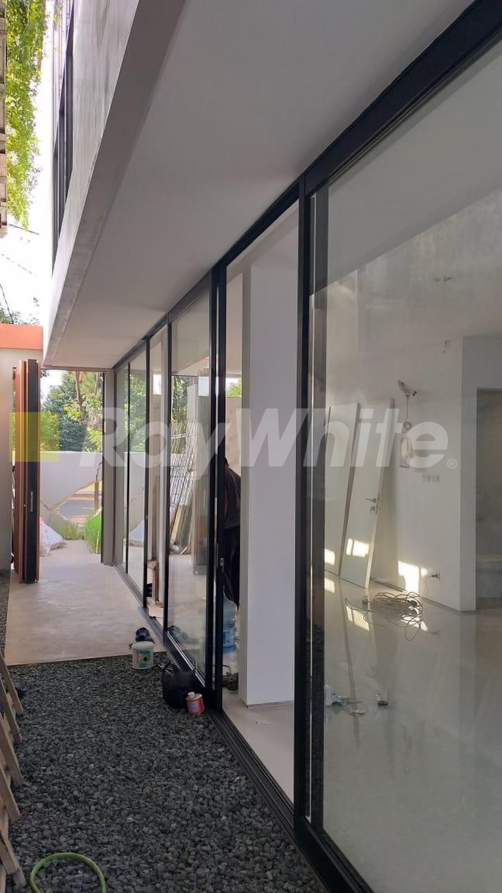 Rumah Modern Tropis Akses Tol di Cinere
