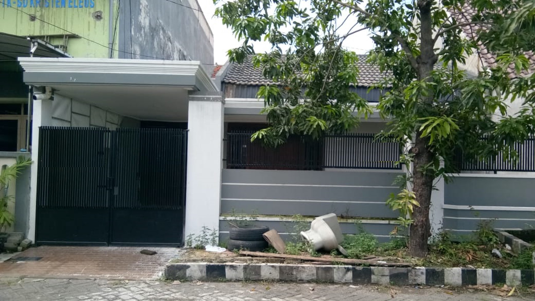 Rumah jalan kutisari indah utara Surabaya